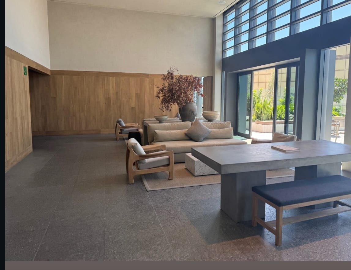 Sala de una propiedad con acabados en madera