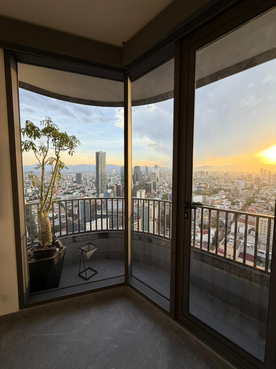 Terraza de un departamento con vista a la ciudad